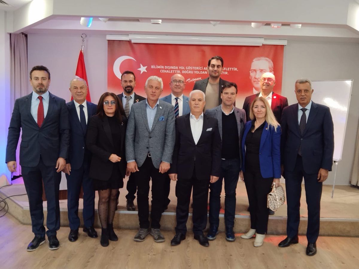 Cumhuriyet Halk Partisi Bursa İl Başkanlığının değerli temsilcileri ve Saygıdeğer Üyemiz Mustafa Bozbey Başkanımızın derneğimize gerçekleştirdiği davet ziyareti 